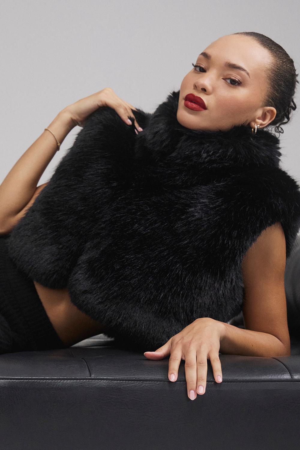 Black Women Alo Yoga Opulent Faux Fur Cropped Vest | Australia  73418-LCRV