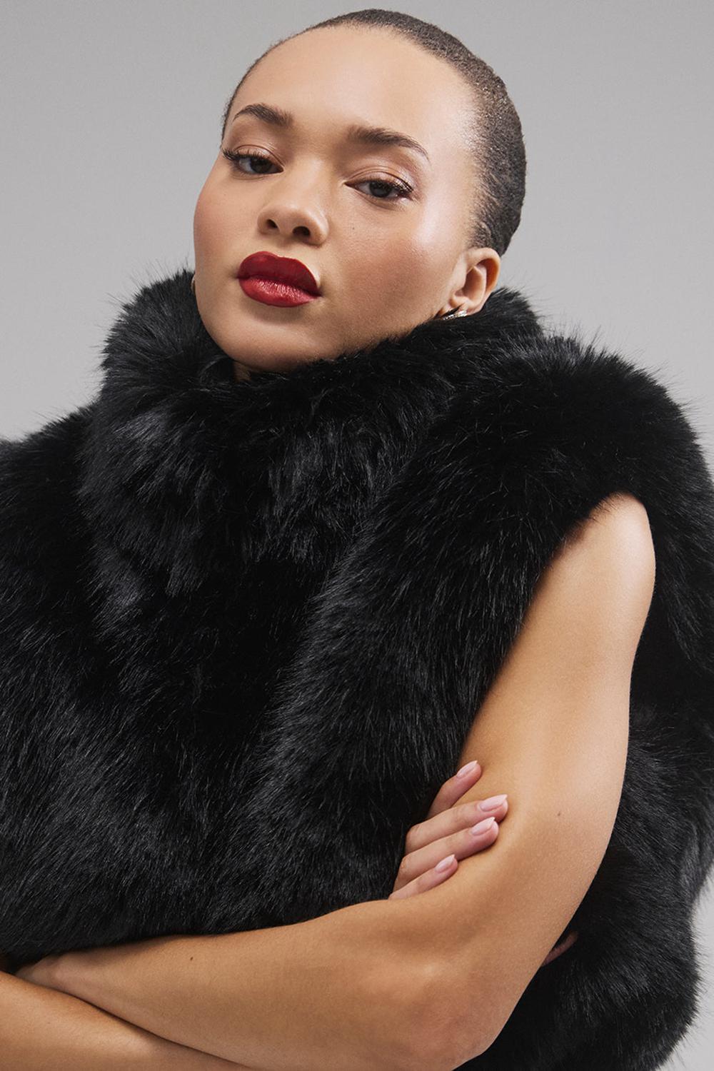 Black Women Alo Yoga Opulent Faux Fur Cropped Vest | Australia  73418-LCRV