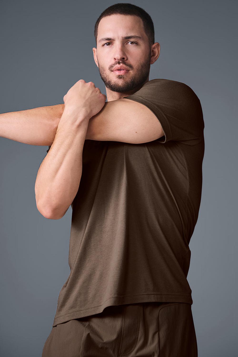 Espresso Men Alo Yoga Triumph Tee | Australia  52947-IYFJ