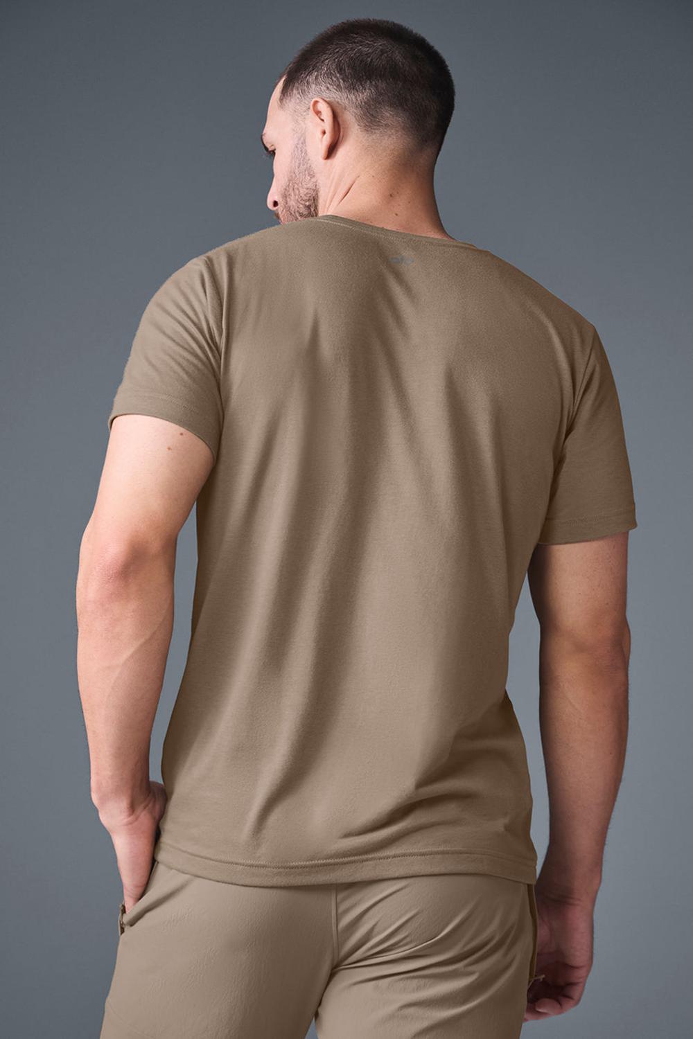 Gravel Men Alo Yoga Triumph Tee | Australia  74590-NLYJ