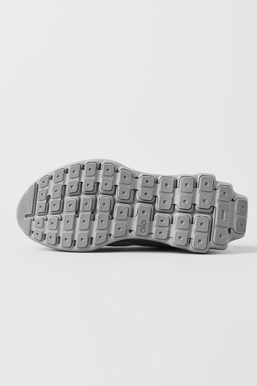Grey / Grey Men Alo Yoga Runner | Australia  40852-ETIO