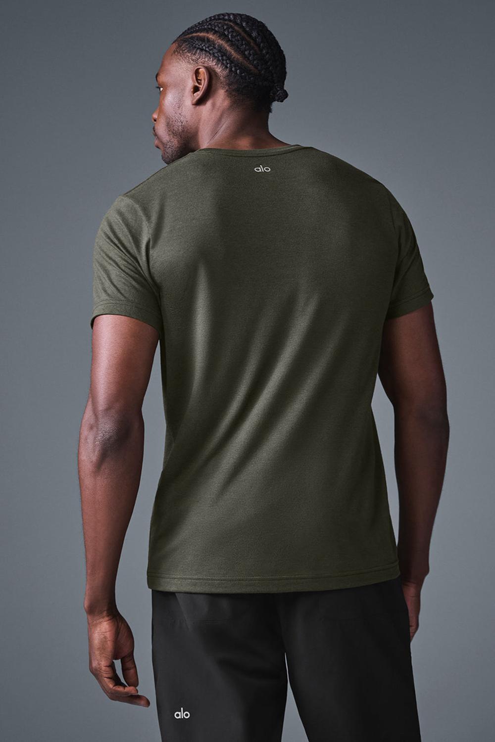 Stealth Green Men Alo Yoga Triumph Tee | Australia  43078-HBDT