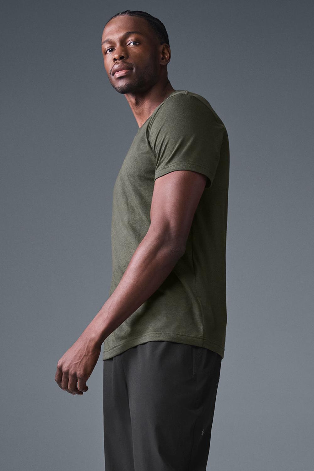 Stealth Green Men Alo Yoga Triumph Tee | Australia  43078-HBDT